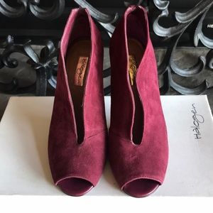 Halogen Hamarla-lea heels in a burgundy red suede.